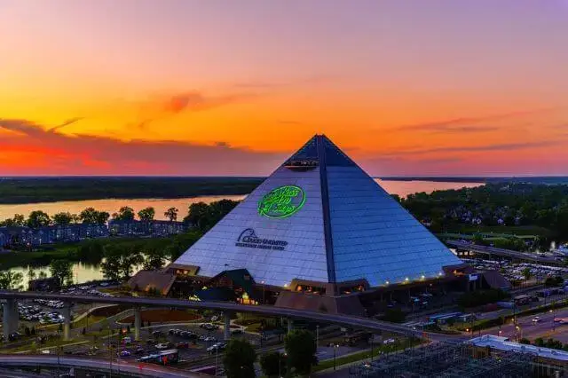 Big Cypress Lodge with views of downtown Memphis and the Mississippi River